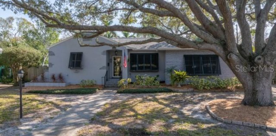 House in Saint Petersburg, Florida 3 bedrooms, 194.44 sq.m. № 1734741