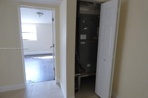 Villa ou maison à vendre à Hollywood, Floride: 4 chambres, 125.79 m2 № 1895641 - photo 17