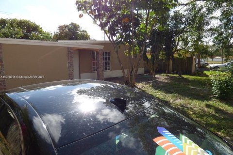 Villa ou maison à vendre à Hollywood, Floride: 4 chambres, 125.79 m2 № 1895641 - photo 1