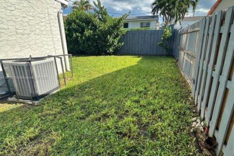 Villa ou maison à louer à Miami, Floride: 2 chambres, 177.26 m2 № 1930299 - photo 12