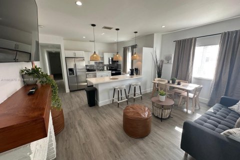 Villa ou maison à louer à Miami, Floride: 2 chambres, 177.26 m2 № 1930299 - photo 2
