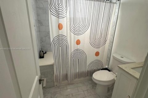 Villa ou maison à louer à Miami, Floride: 2 chambres, 177.26 m2 № 1930299 - photo 9