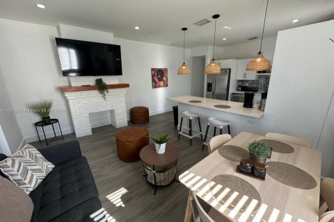Villa ou maison à louer à Miami, Floride: 2 chambres, 177.26 m2 № 1930299 - photo 3