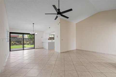 House in Miami, Florida 3 bedrooms, 138.15 sq.m. № 1830863 - photo 13