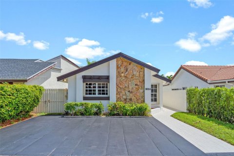 House in Miami, Florida 3 bedrooms, 138.15 sq.m. № 1830863 - photo 1