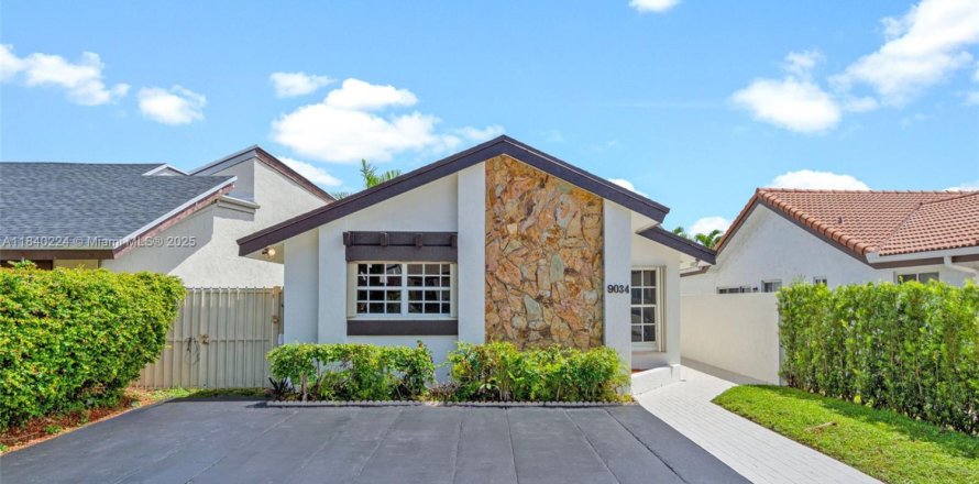 House in Miami, Florida 3 bedrooms, 138.15 sq.m. № 1830863