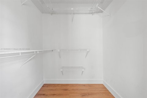 House in Miami, Florida 3 bedrooms, 138.15 sq.m. № 1830863 - photo 29