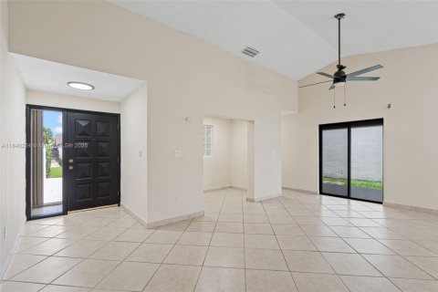 House in Miami, Florida 3 bedrooms, 138.15 sq.m. № 1830863 - photo 6