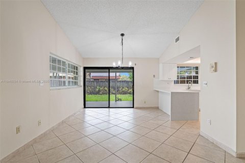 House in Miami, Florida 3 bedrooms, 138.15 sq.m. № 1830863 - photo 14