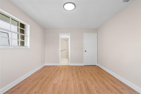 House in Miami, Florida 3 bedrooms, 138.15 sq.m. № 1830863 - photo 24