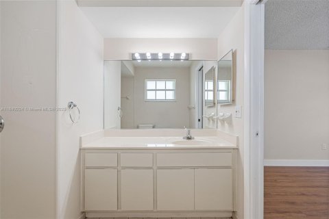 House in Miami, Florida 3 bedrooms, 138.15 sq.m. № 1830863 - photo 28