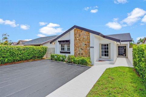 House in Miami, Florida 3 bedrooms, 138.15 sq.m. № 1830863 - photo 2
