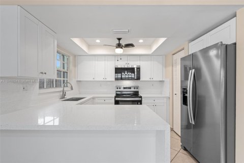 House in Miami, Florida 3 bedrooms, 138.15 sq.m. № 1830863 - photo 17