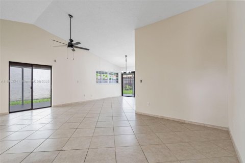House in Miami, Florida 3 bedrooms, 138.15 sq.m. № 1830863 - photo 4