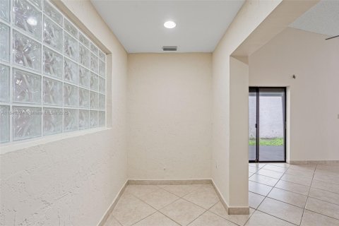 House in Miami, Florida 3 bedrooms, 138.15 sq.m. № 1830863 - photo 11