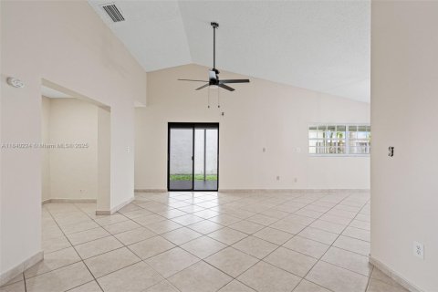 House in Miami, Florida 3 bedrooms, 138.15 sq.m. № 1830863 - photo 5