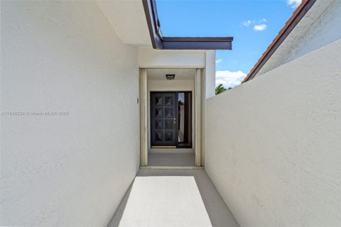 House in Miami, Florida 3 bedrooms, 138.15 sq.m. № 1830863 - photo 3