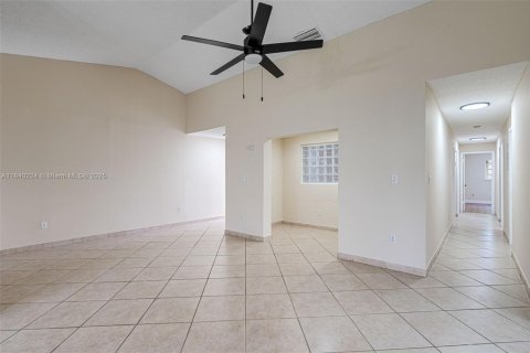 House in Miami, Florida 3 bedrooms, 138.15 sq.m. № 1830863 - photo 8