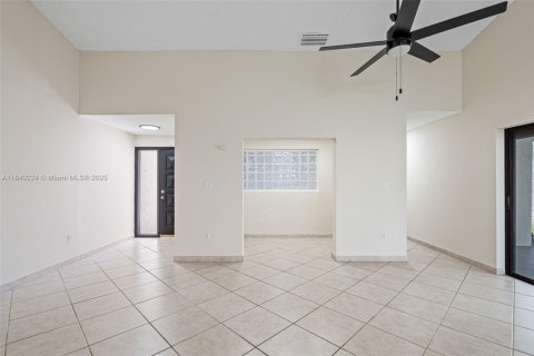 House in Miami, Florida 3 bedrooms, 138.15 sq.m. № 1830863 - photo 7