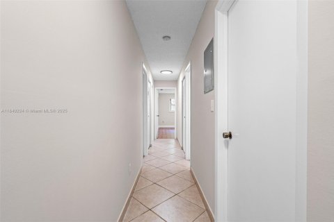 House in Miami, Florida 3 bedrooms, 138.15 sq.m. № 1830863 - photo 20