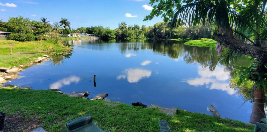 Commercial property in Palm Springs, Florida № 1231457