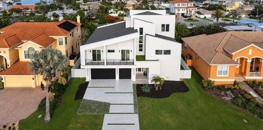 House in Belleair Beach, Florida 4 bedrooms, 371.05 sq.m. № 2209557