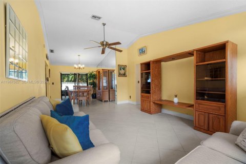 House in Dania Beach, Florida 3 bedrooms, 125.05 sq.m. № 2081429 - photo 5