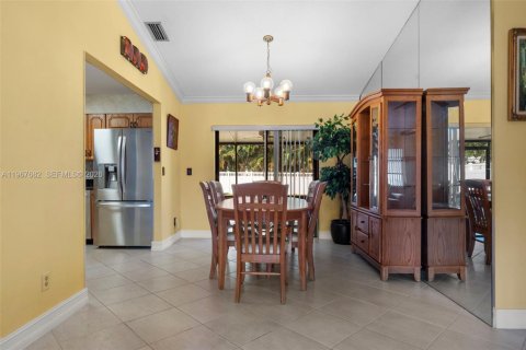 House in Dania Beach, Florida 3 bedrooms, 125.05 sq.m. № 2081429 - photo 15