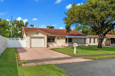 House in Dania Beach, Florida 3 bedrooms, 125.05 sq.m. № 2081429 - photo 25