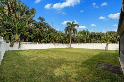 House in Dania Beach, Florida 3 bedrooms, 125.05 sq.m. № 2081429 - photo 23