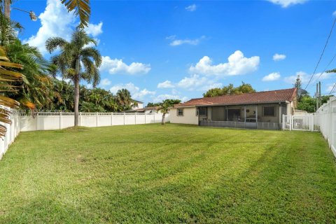 House in Dania Beach, Florida 3 bedrooms, 125.05 sq.m. № 2081429 - photo 24