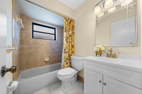 House in Dania Beach, Florida 3 bedrooms, 125.05 sq.m. № 2081429 - photo 9