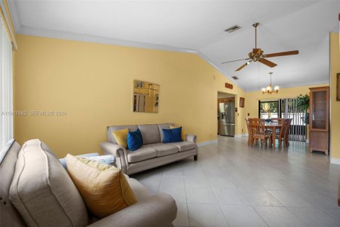House in Dania Beach, Florida 3 bedrooms, 125.05 sq.m. № 2081429 - photo 4