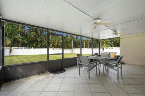 House in Dania Beach, Florida 3 bedrooms, 125.05 sq.m. № 2081429 - photo 21