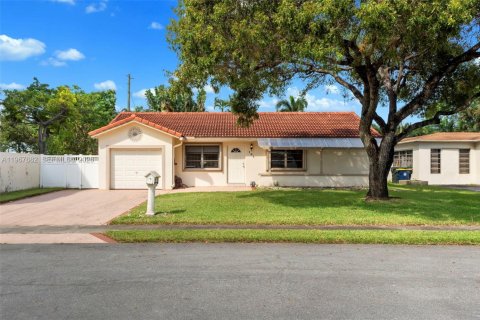 House in Dania Beach, Florida 3 bedrooms, 125.05 sq.m. № 2081429