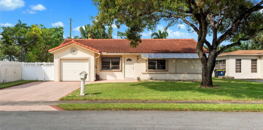 House in Dania Beach, Florida 3 bedrooms, 125.05 sq.m. № 2081429
