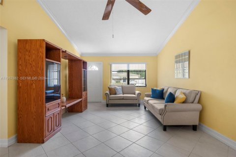 House in Dania Beach, Florida 3 bedrooms, 125.05 sq.m. № 2081429 - photo 3
