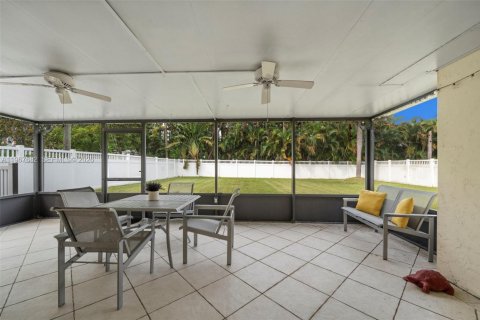 House in Dania Beach, Florida 3 bedrooms, 125.05 sq.m. № 2081429 - photo 22