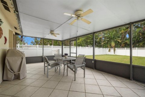 House in Dania Beach, Florida 3 bedrooms, 125.05 sq.m. № 2081429 - photo 20