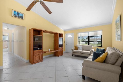 House in Dania Beach, Florida 3 bedrooms, 125.05 sq.m. № 2081429 - photo 2