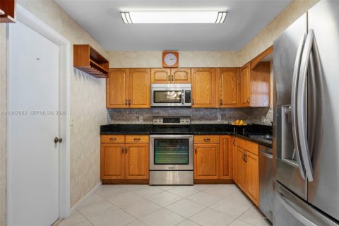 House in Dania Beach, Florida 3 bedrooms, 125.05 sq.m. № 2081429 - photo 17