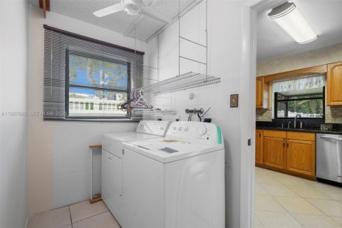 House in Dania Beach, Florida 3 bedrooms, 125.05 sq.m. № 2081429 - photo 19