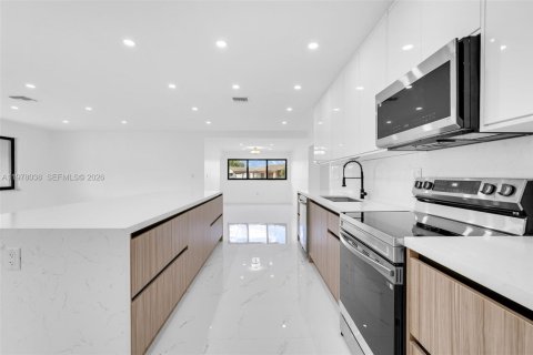 House in Hialeah, Florida 3 bedrooms, 172.61 sq.m. № 2044696 - photo 13