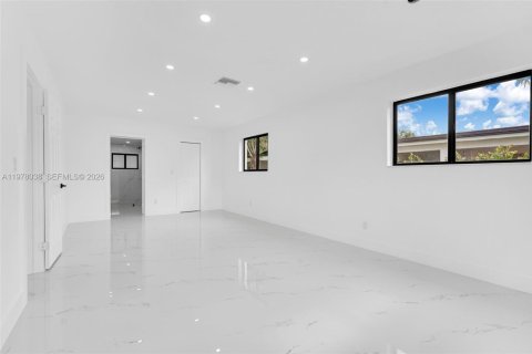 House in Hialeah, Florida 3 bedrooms, 172.61 sq.m. № 2044696 - photo 19