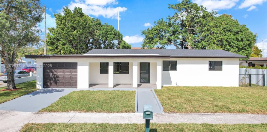 House in Hialeah, Florida 3 bedrooms, 172.61 sq.m. № 2044696