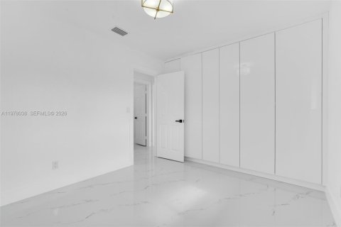 House in Hialeah, Florida 3 bedrooms, 172.61 sq.m. № 2044696 - photo 17