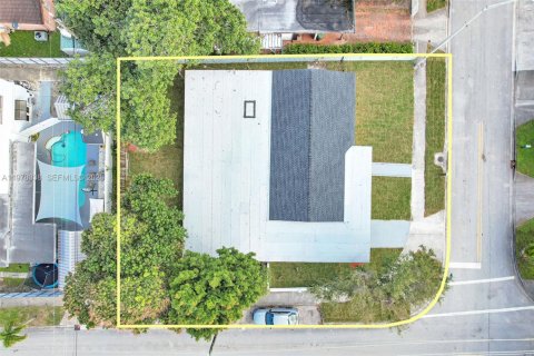 House in Hialeah, Florida 3 bedrooms, 172.61 sq.m. № 2044696 - photo 5
