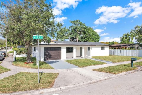 House in Hialeah, Florida 3 bedrooms, 172.61 sq.m. № 2044696 - photo 3