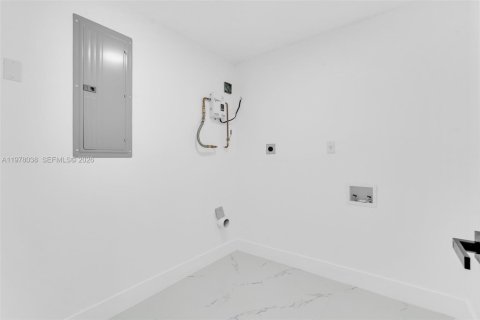 House in Hialeah, Florida 3 bedrooms, 172.61 sq.m. № 2044696 - photo 25