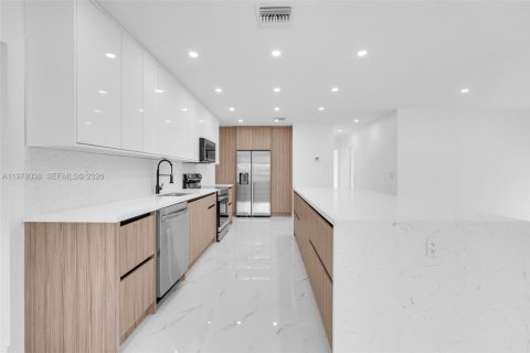 House in Hialeah, Florida 3 bedrooms, 172.61 sq.m. № 2044696 - photo 10